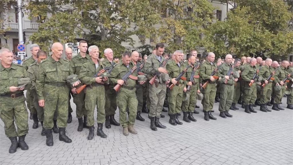 俄國總統普亭下達動員令，徵召更多男性上戰場。圖／畫面攝自AP
