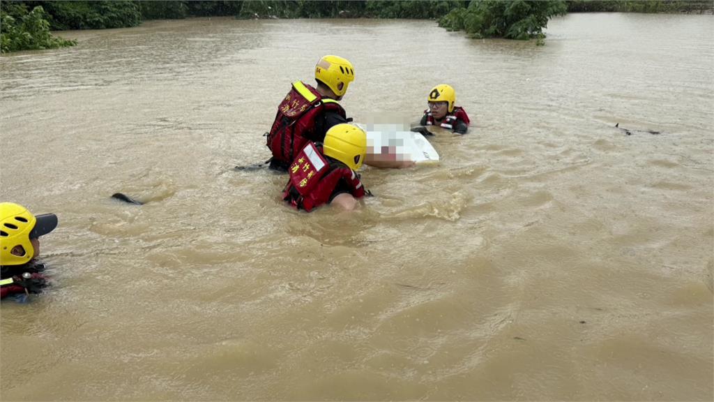 豪雨炸竹北釀災！轎車「90度插水中」駕駛亡 2農民失聯搜索中