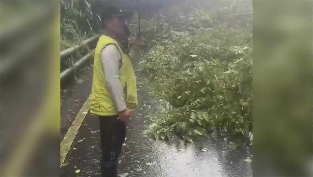 宜51線替代道路大量土石滑落。圖／台視新聞