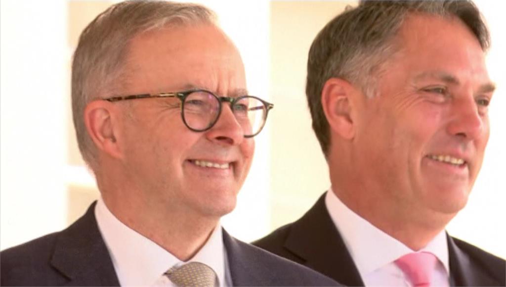 澳洲新總理（左）宣誓就職。圖／翻攝自AP Direct