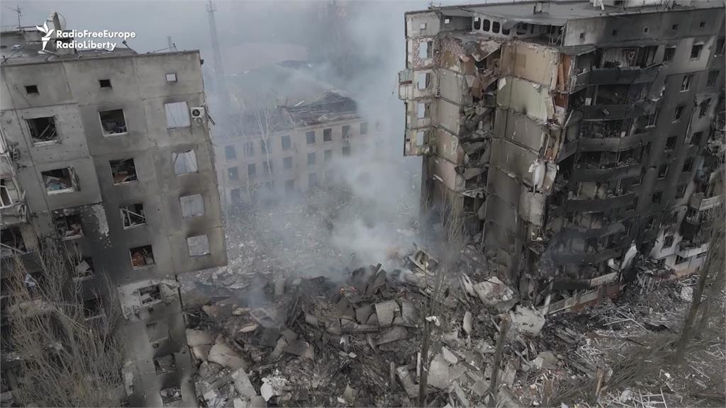 一棟民宅公寓被炸毀。圖／翻攝自Radio Free Europe