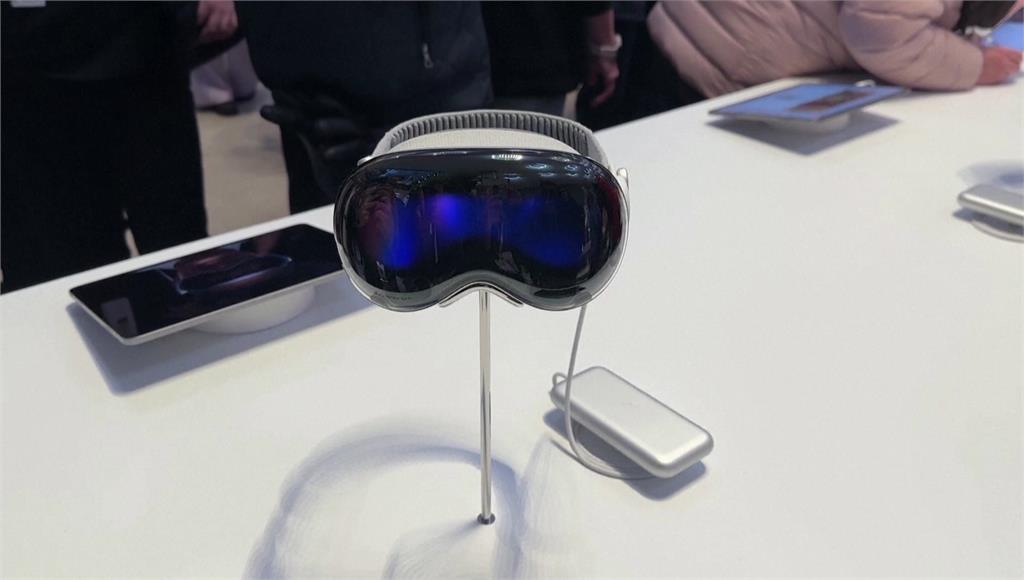 蘋果混合實境MR頭戴裝置Vision Pro在美國紐約旗艦店開賣。圖／路透社、CNN