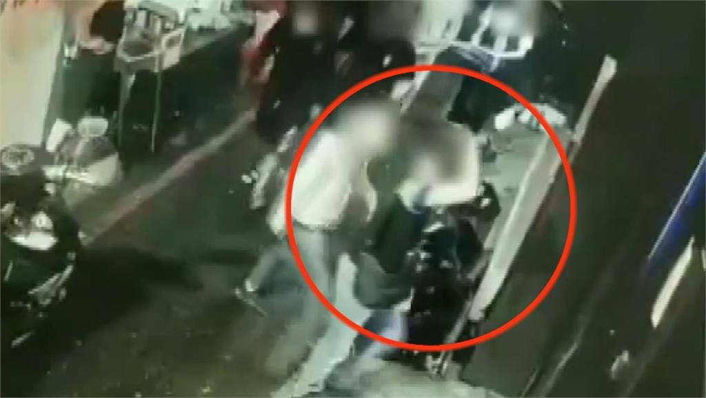 10名惡煞聚集台北市萬華區某阿公店，不只爆發嚴重的肢體衝突，甚至有人持西瓜刀砍人。圖：台視新聞