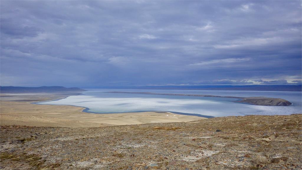北極淡水湖黑曾湖（Lake Hazen）。圖／翻攝自lakehazen官網