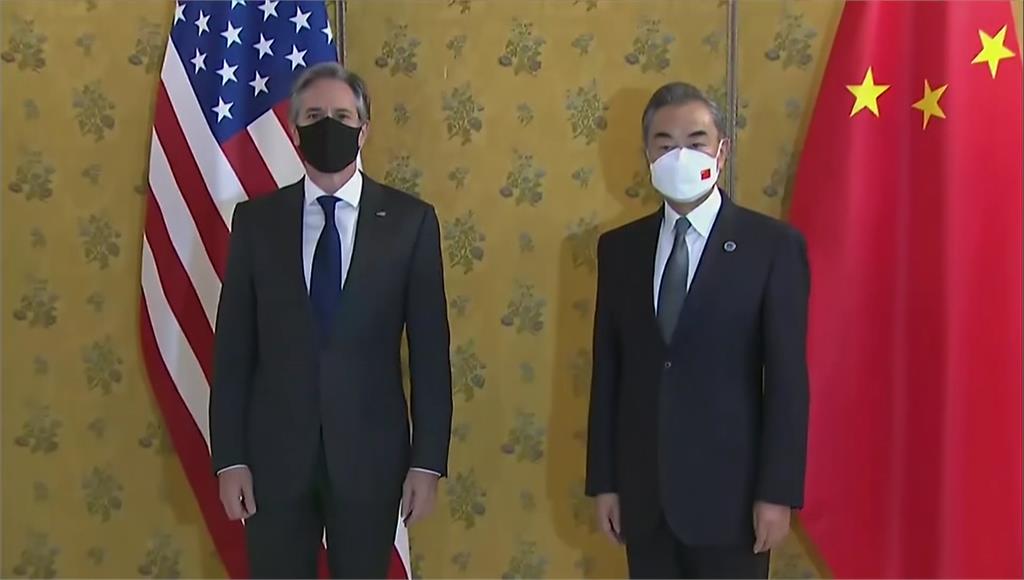 美國國務卿布林肯和中國外長王毅，在G20峰會期間會晤對談。圖／翻攝自AP Direct