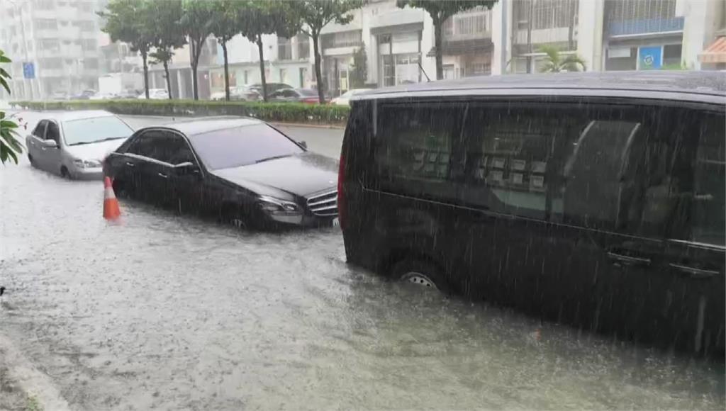 嘉義縣市降下豪雨，多處地區因排水不良導致淹水。圖／台視新聞