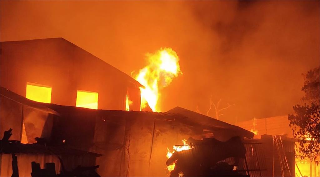 栗縣通霄鎮一家雕刻工廠昨晚發生嚴重火警。圖：台視新聞