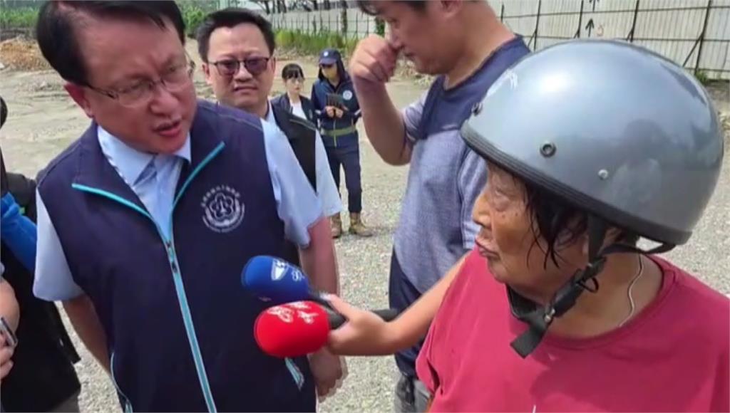 阿嬤上前申冤，稱業者害她跌倒受傷。圖／台視新聞