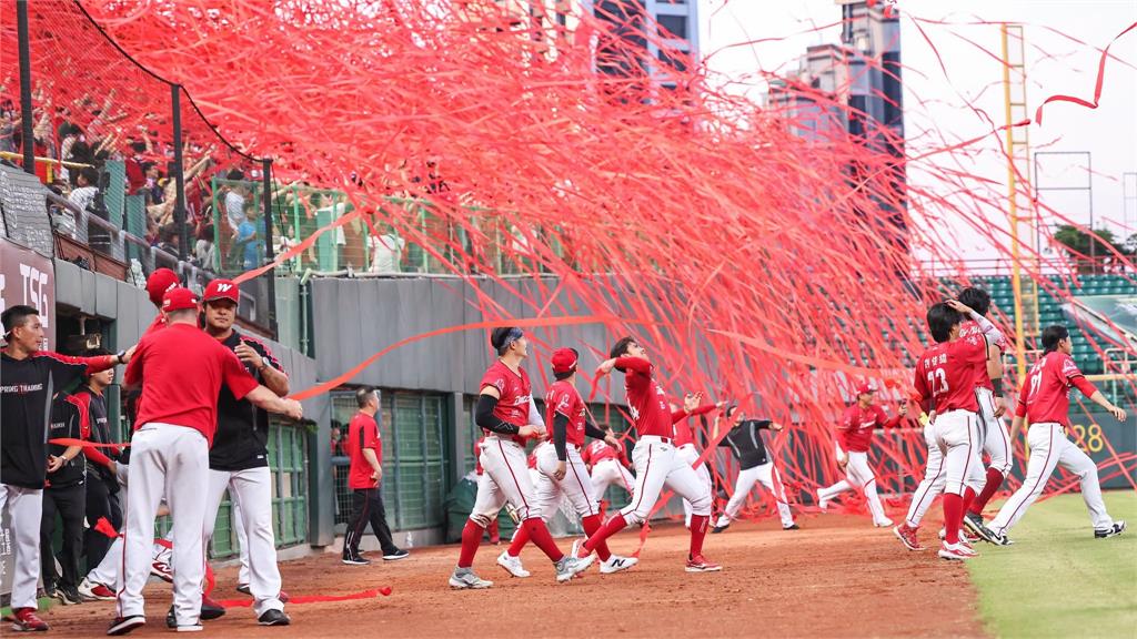 中職／鋼龍8局13K神級表現！味全龍4:0完封台鋼 睽違35年上半季封王