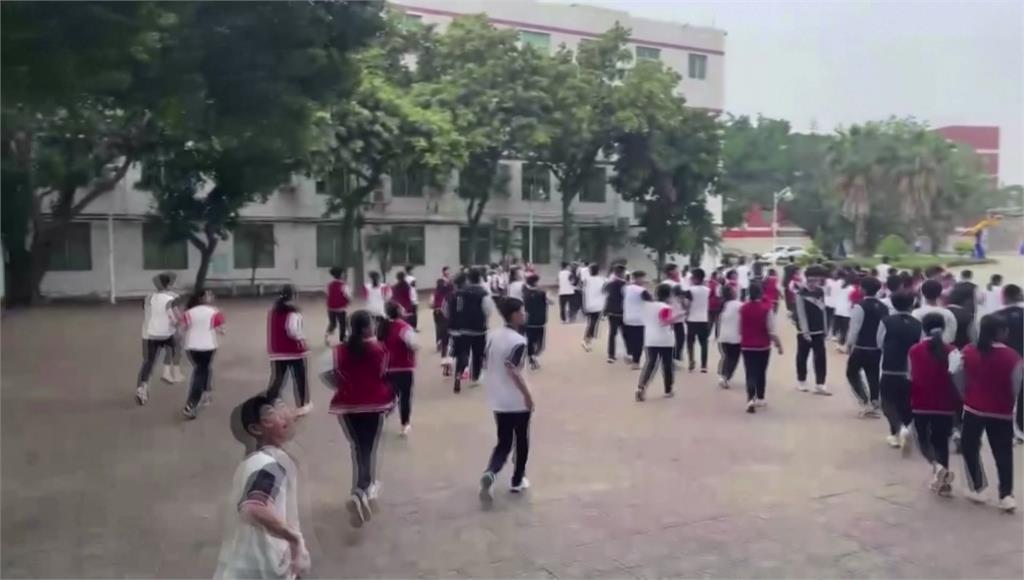 中國福建地區震感明顯，學生緊急撤離。圖／美聯社、路透社、CCTV、網路