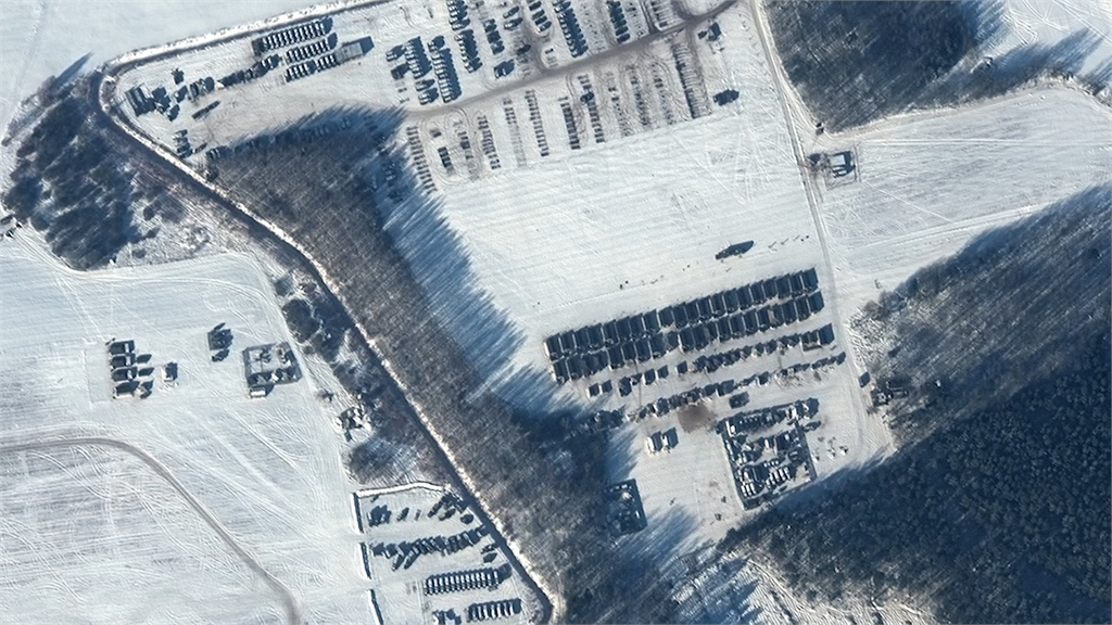 俄羅斯5日在白俄羅斯境內進行軍演，大秀軍事肌肉，從衛星照片則可以看到，俄羅斯在白俄羅斯南部靠近烏克蘭邊界，部署了大批軍隊。圖／翻攝自AP Direct