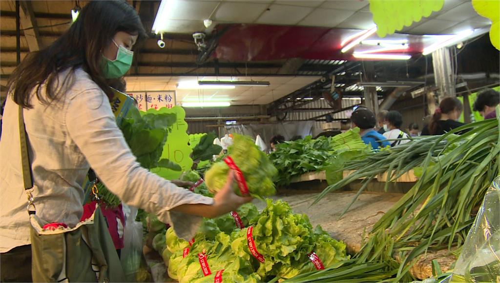 疫情升溫釀囤貨潮 買菜群聚恐成防疫破口