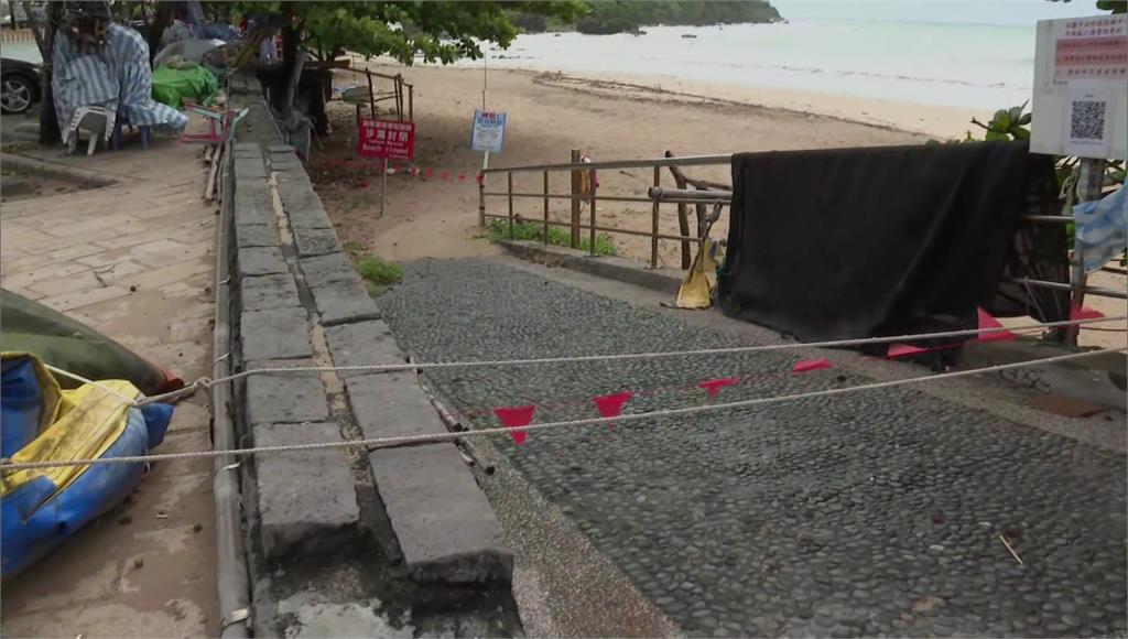 「璨樹」暴風圈北移 南灣間歇風雨、沙灘仍封