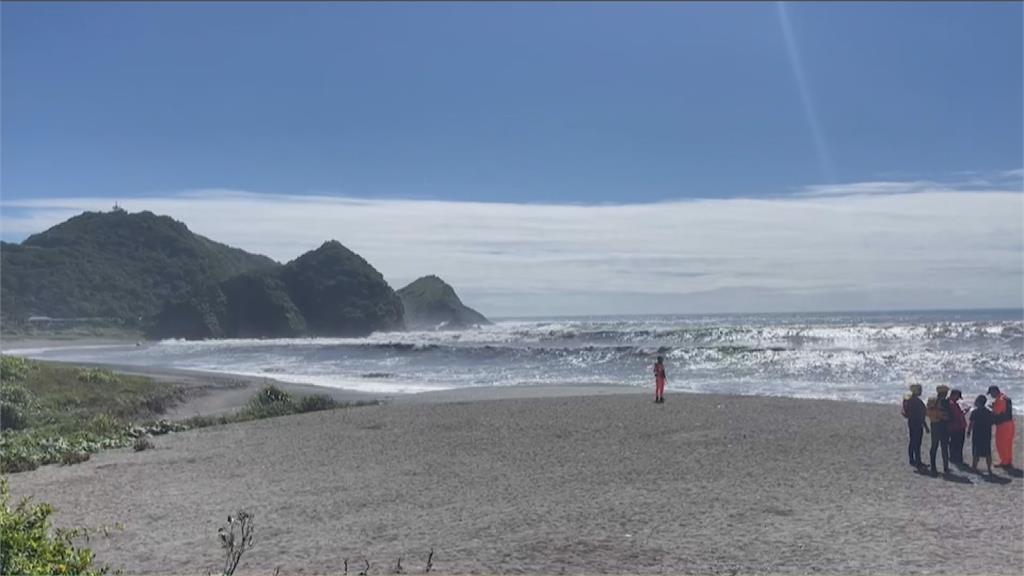 宜蘭南方澳情人灣掀起4公尺高海浪。圖／台視新聞