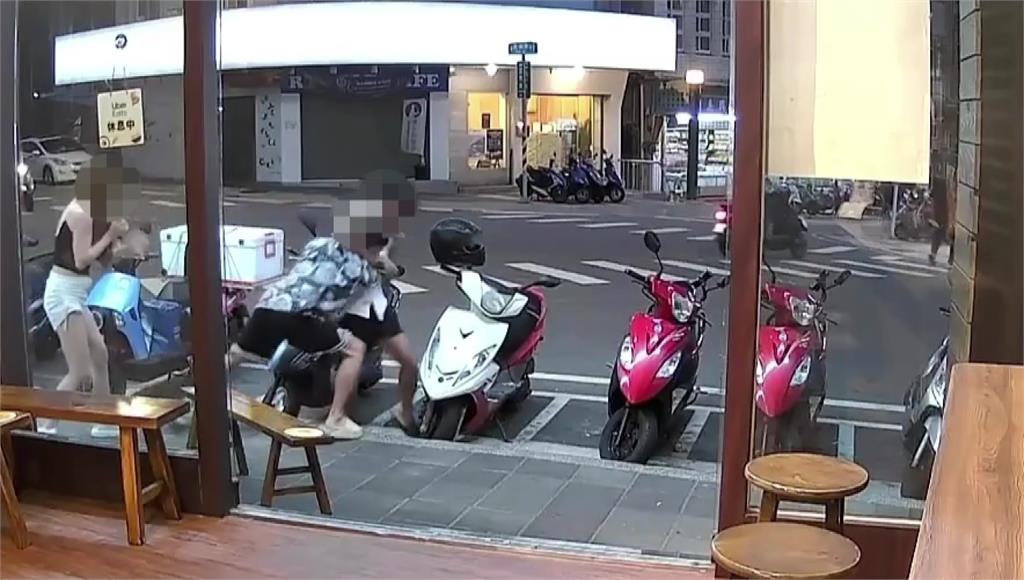 2男澎湖大街脫衣開打 女友下跪尖叫勸架