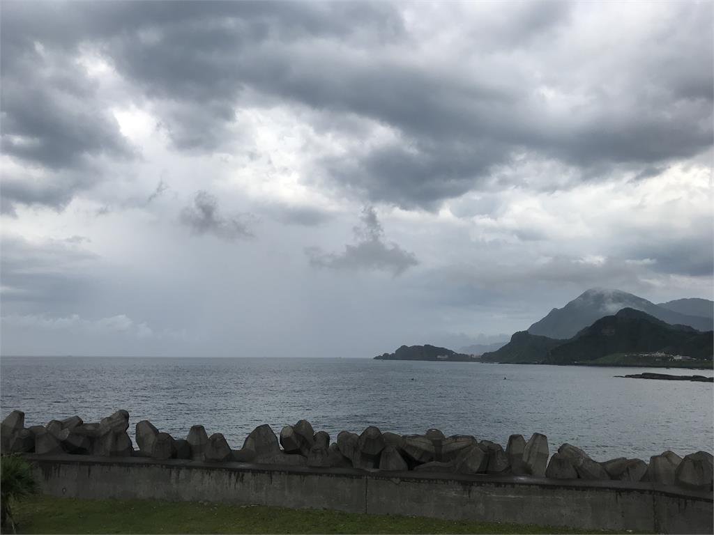 受東北風持續增強影響，北部、東部降雨機率增。圖：林怡秀 攝