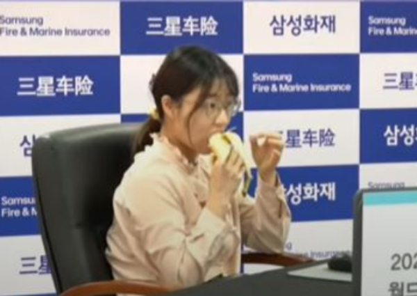 南韓女棋士淡定吃蕉引起網友們熱議。圖／翻攝自YouTube@K바둑TV