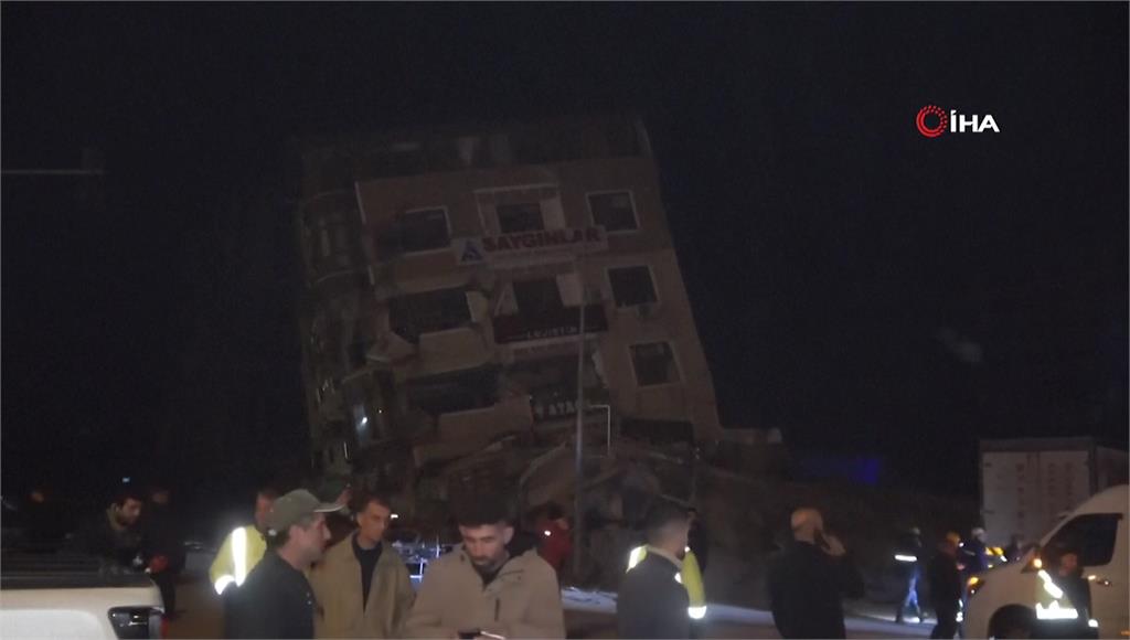 土耳其當地時間20日晚間8點左右，又發生規模6.4強震。圖／美聯社、路透社