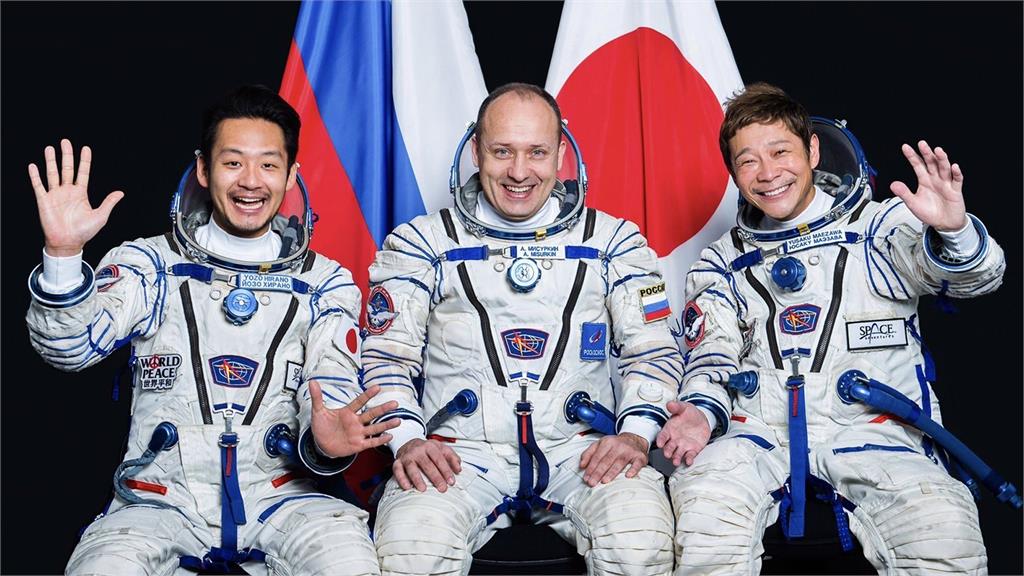 日本富豪前澤友作（右）登太空，同行的還有前澤的助理平野陽三（左）、資深俄羅斯太空人米塞金（中）。圖／翻攝自Twitter@yousuck2020