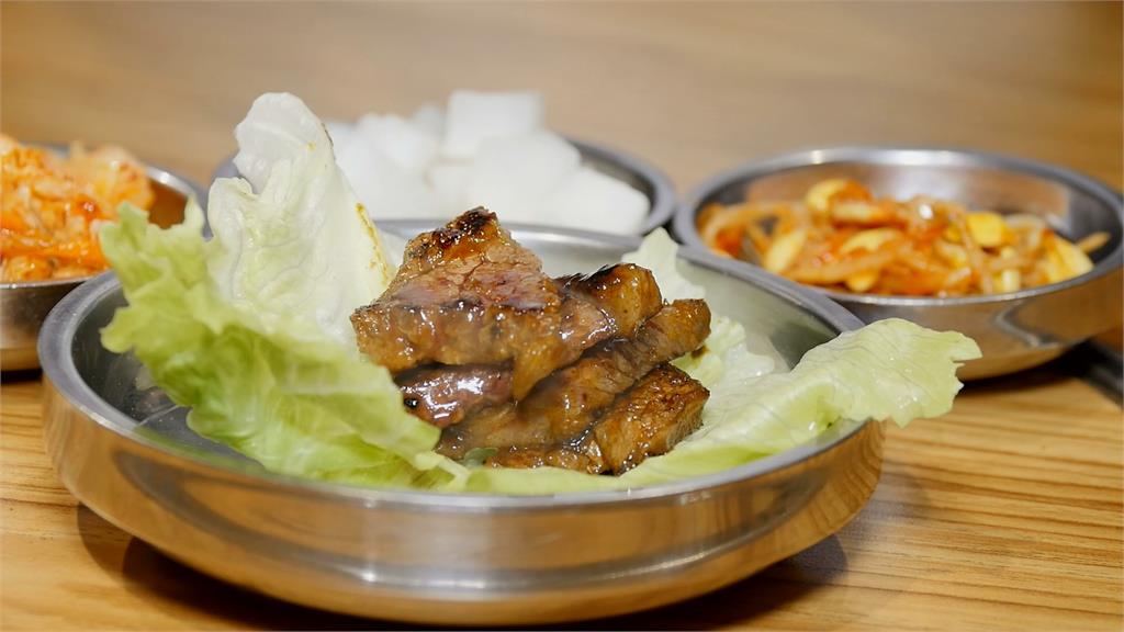 秘醬牛小牌的獨門秘醬，有常見的韓國辣椒粉、蔬果以及日式白味噌等17種醬料。圖：台視新聞