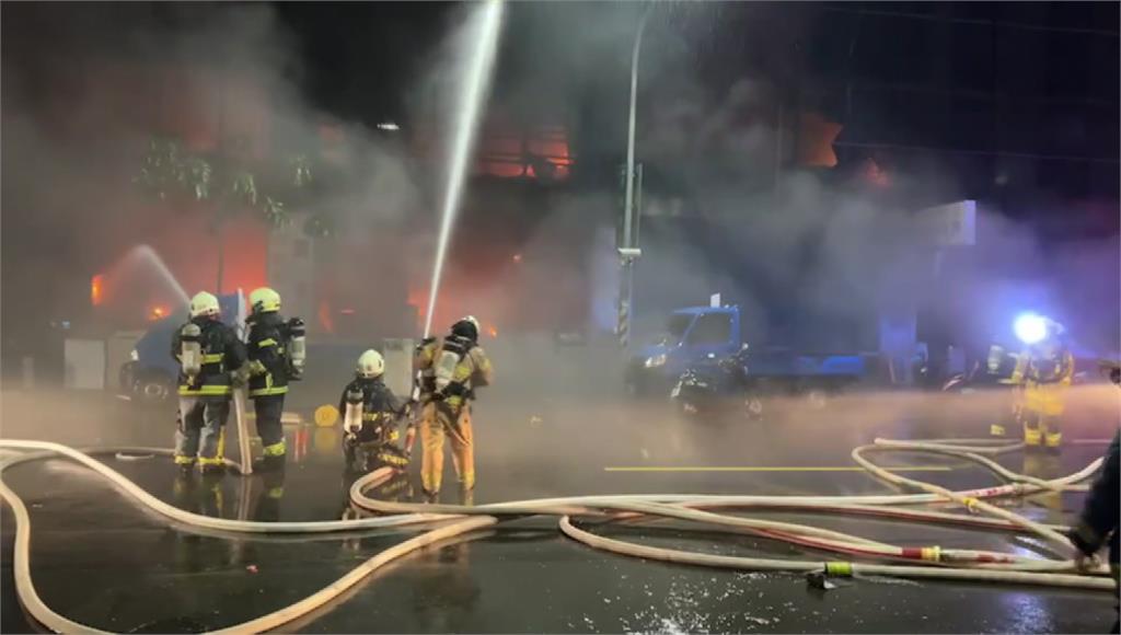 城中城大樓火警傳出一名消防人員在救災時不慎受傷。台視新聞