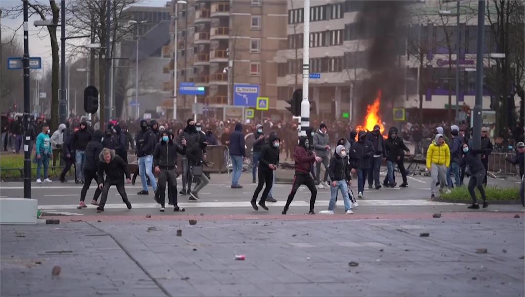 荷蘭延長全國封鎖，更實施嚴格宵禁，讓年輕人發起反封城暴動。圖：翻攝自AP