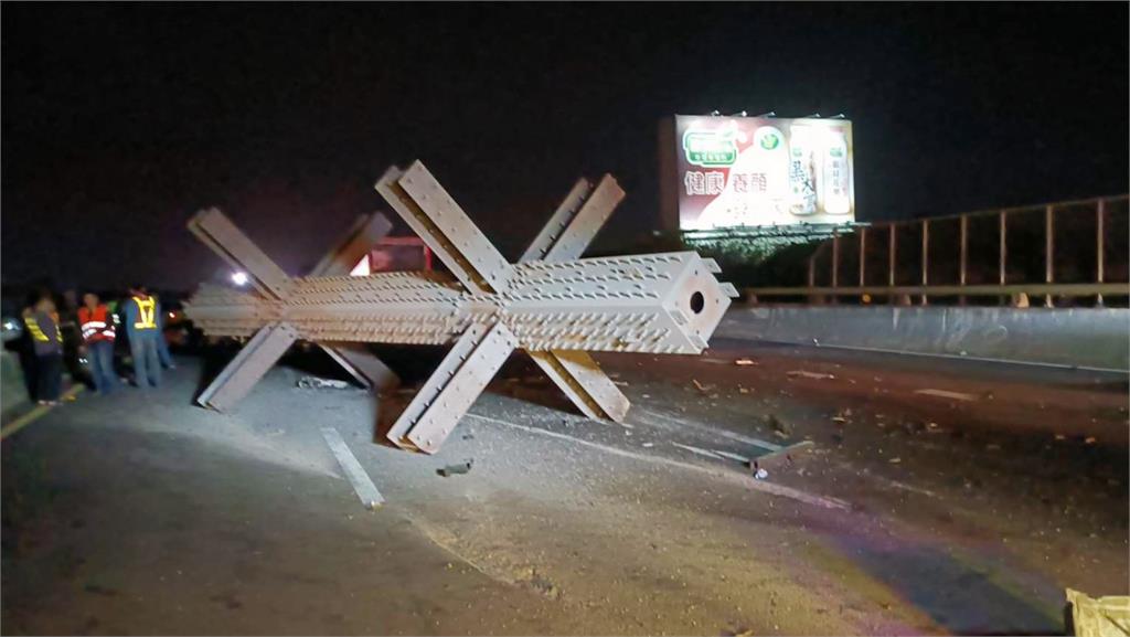 國道10車連環撞車禍，大型鋼梁掉落占車道。圖／翻攝自Facebook@HighwayPoliceBureau