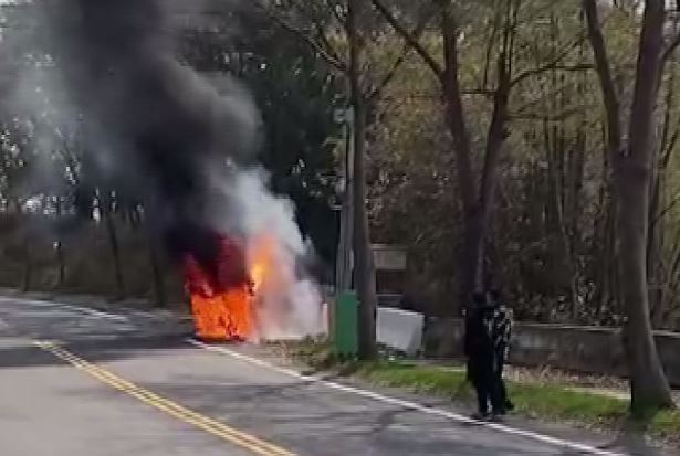 重機自摔後，在路邊起火。圖：台視新聞