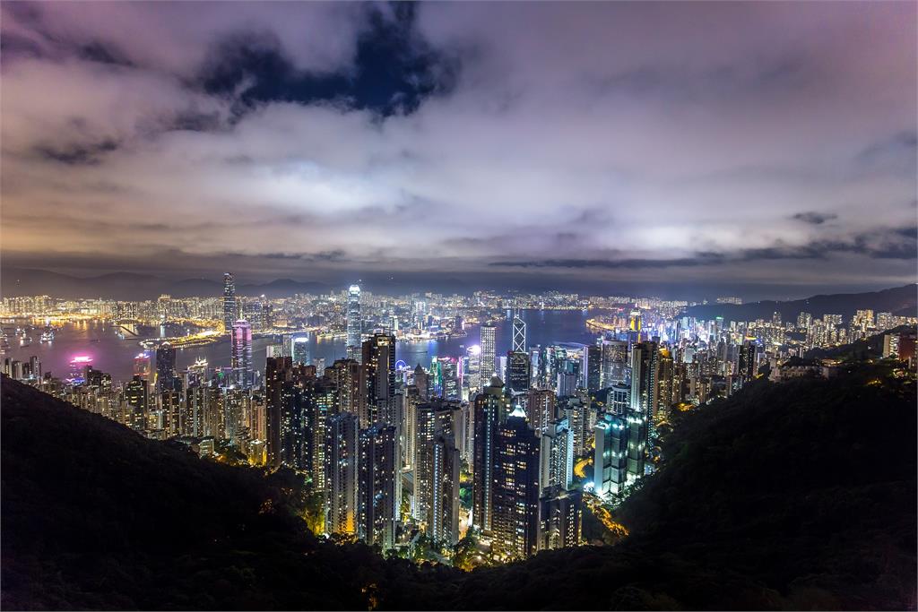 許多人到香港旅遊都會搭乘山頂纜車登上太平山，欣賞世界級的夜景。圖／翻攝自Pixabay