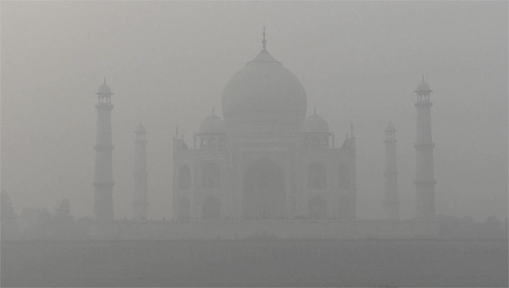 印度空汙嚴重，天空整片灰。圖／CNN、路透社