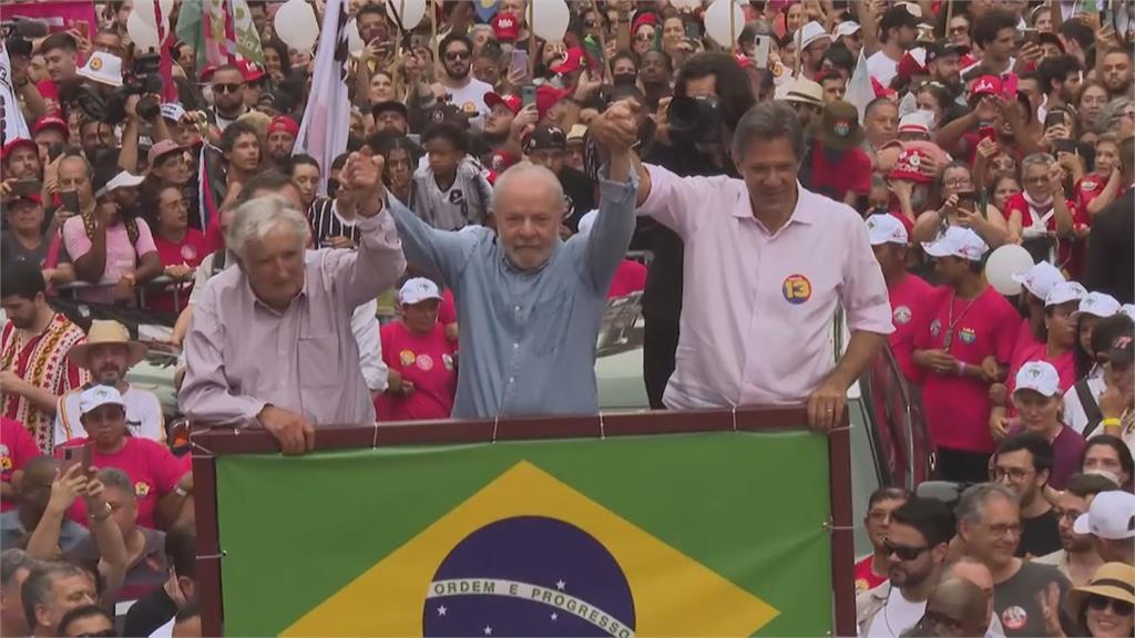 巴西總統大選落幕，魯拉險勝現任總統波索納洛。圖／畫面攝自AP