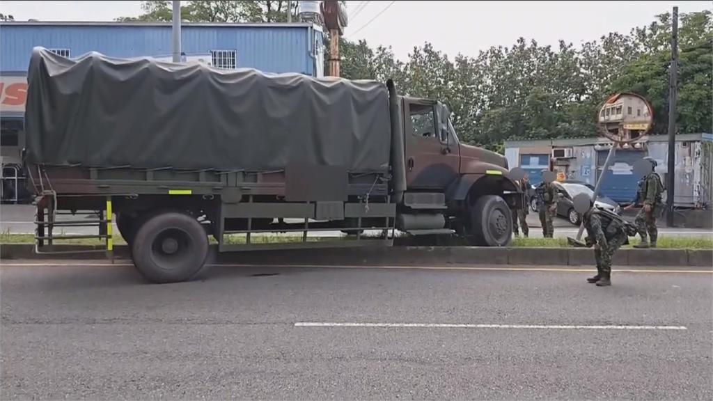 23歲中士開10噸半軍卡疑轉彎失控 衝撞分隔島「整車卡死」