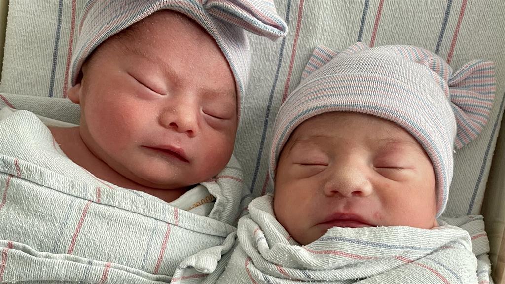 美國加州一對雙胞胎兄妹出生年、月、日完全不同。圖／翻攝自Natividad Medical Center