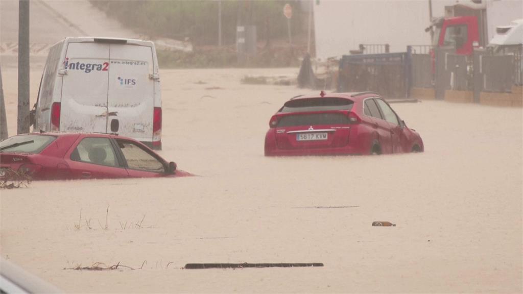 洪水滲入地鐵車廂、沖毀橋梁！ 西班牙暴雨釀2死3...