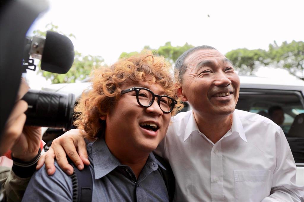 藝人納豆（左）的舅舅是新北市長侯友宜（右）。圖／資料照，翻攝自Facebook@houyuih