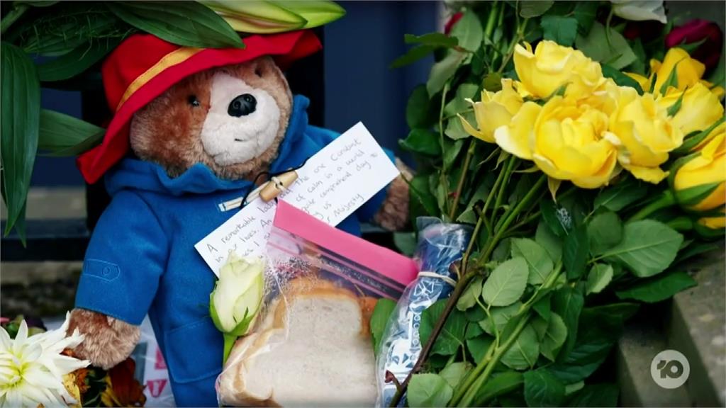 民眾送柏靈頓熊和果醬三明治悼念英國女王。圖／翻攝自網路