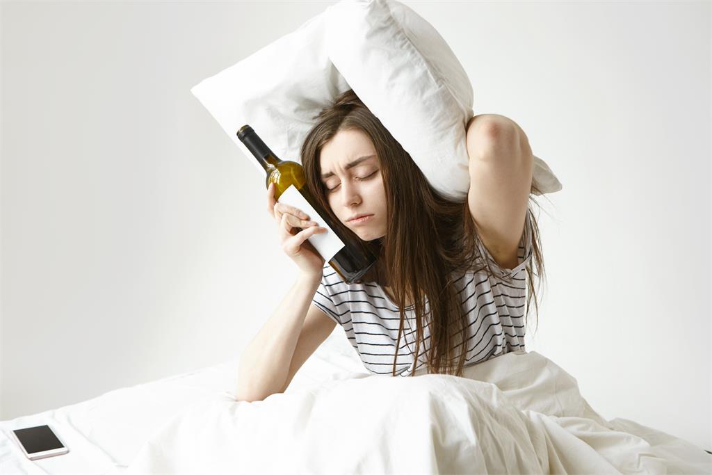 喝酒能助眠？研究破解迷思：睡眠結構崩潰「更易驚醒」