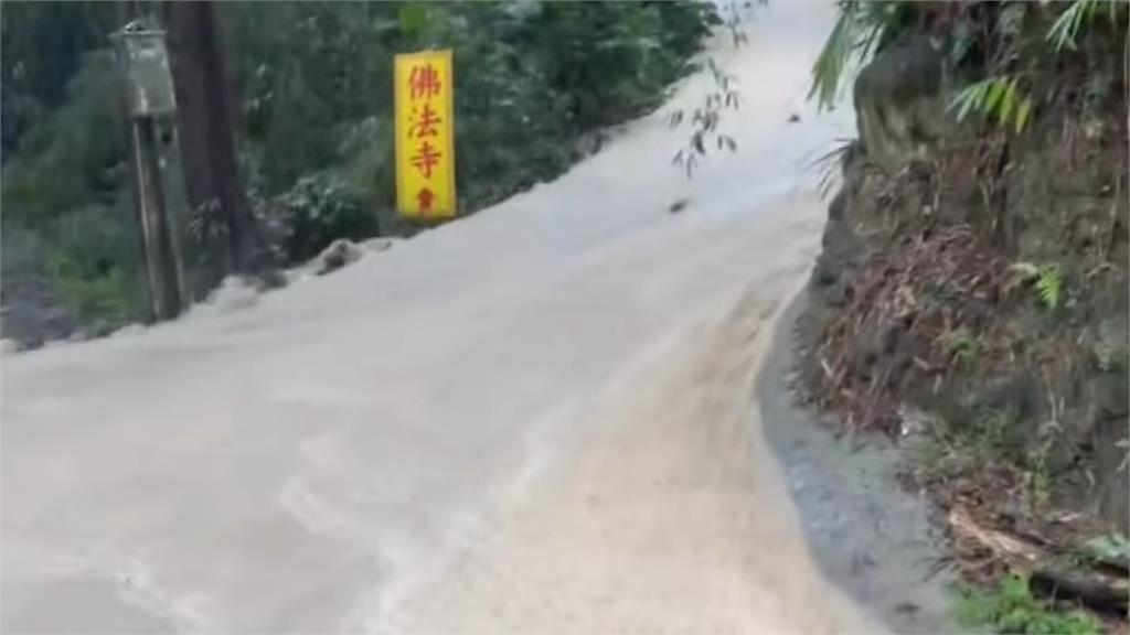 巴威颱風猛襲苗栗 泰安鄉黃泥瀑布狂瀉山坡變水道