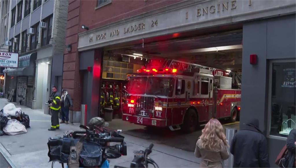 紐約有消防員開著消防車到議員服務處抗議強制接種疫苗。圖／AP Direct（示意圖）