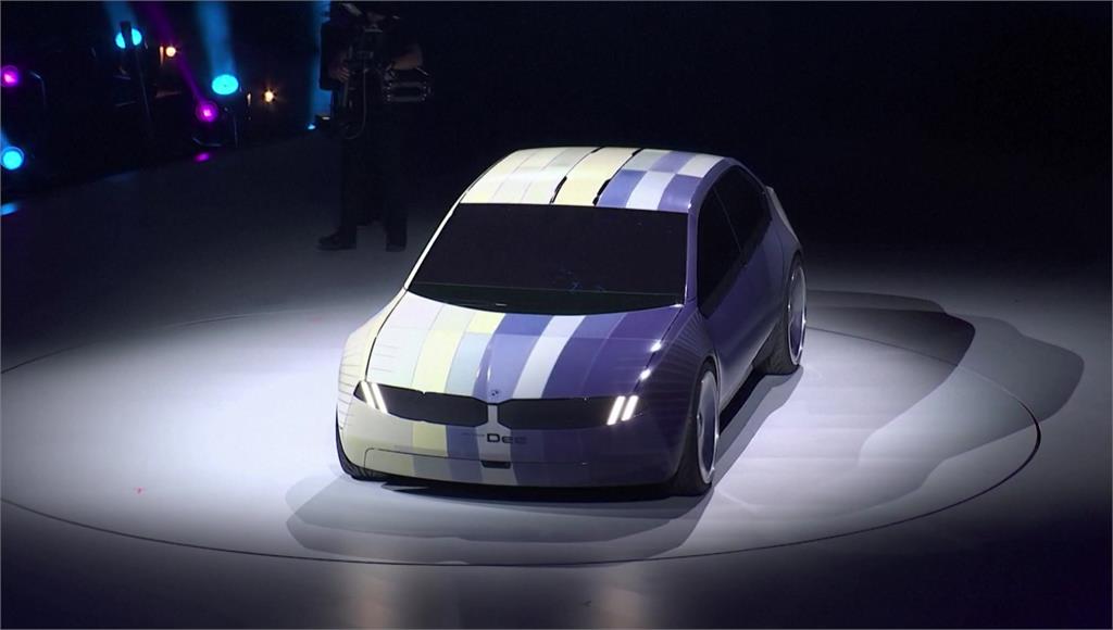 BMW電動車貼上「可變色電子紙」，可換32色超吸睛。圖／路透社