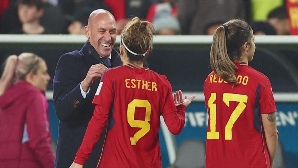 西班牙足協主席在頒獎台上強吻女球員，引發各界批評。圖／畫面攝自AP