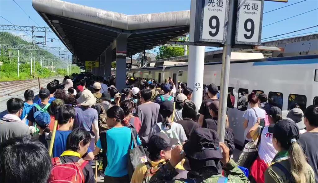 花蓮光復鄉災情嚴重，大批志工前進災區協助重建。圖／台視新聞（資料畫面）
