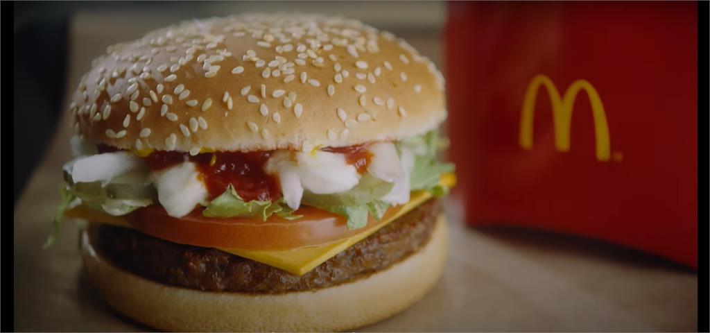 麥當勞近期在美國8間門市試賣素食漢堡。圖／翻攝自YouTube @McDonald
