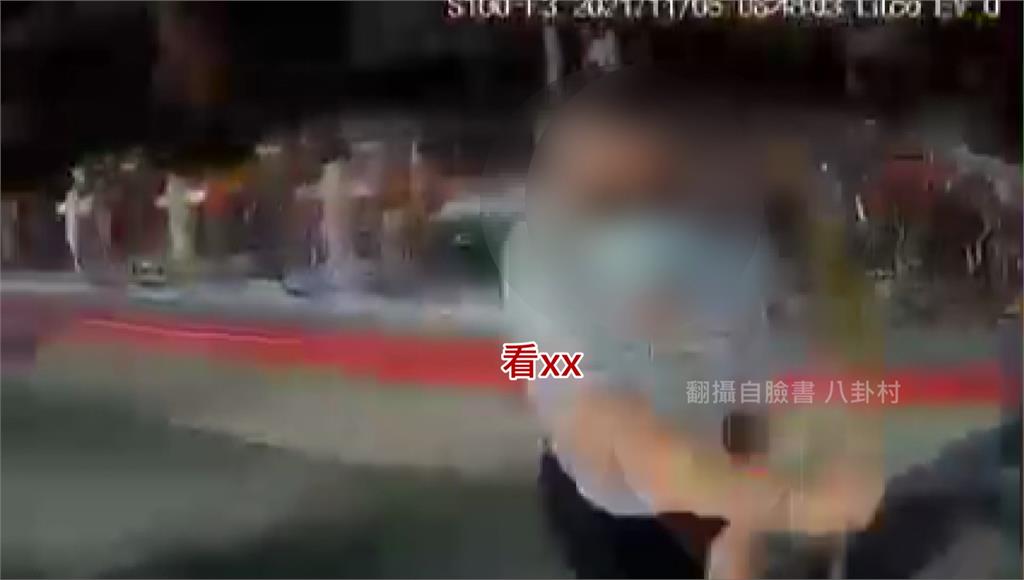 騎士遭計程車司機持雞毛撢子突襲。圖／翻攝自臉書@八卦村