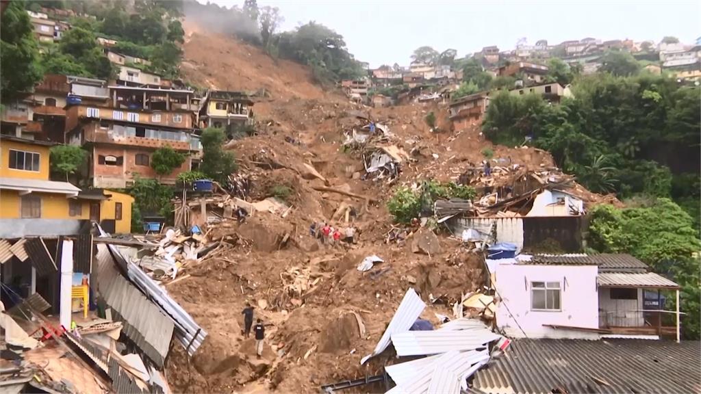 巴西里約熱內盧土石流造成94死。圖／翻攝自AP Direct