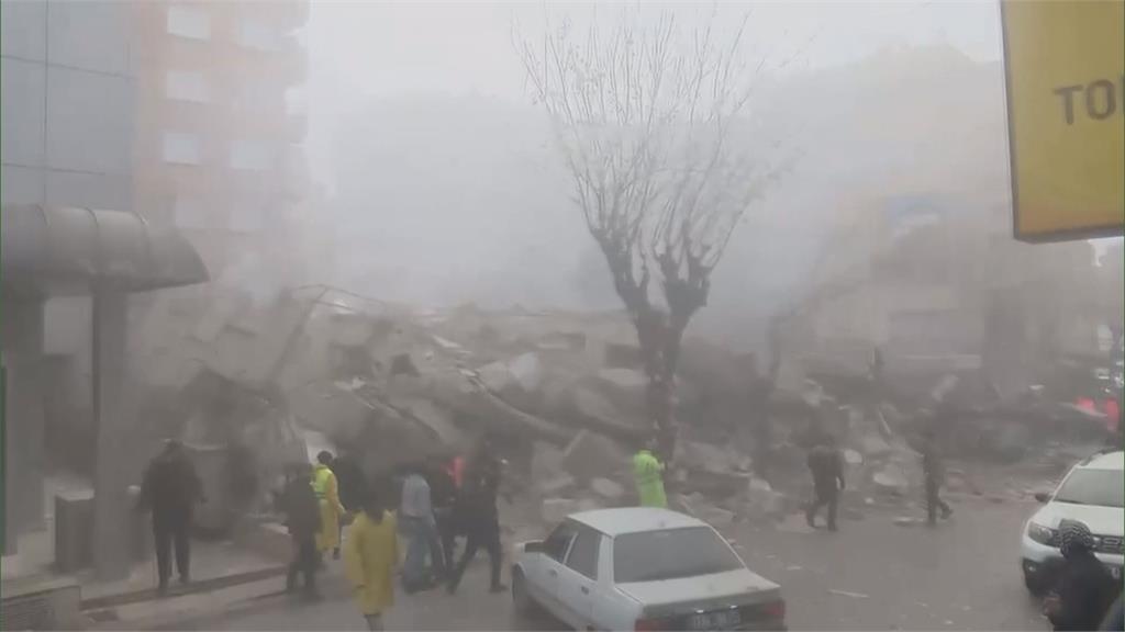 土耳其強震使得國內大量建築物崩壞倒塌。圖／畫面攝自AP