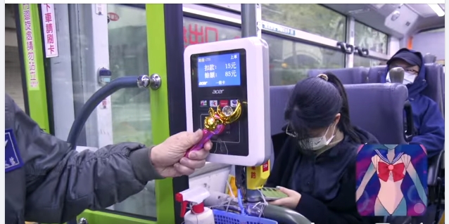 台北市長柯文哲在臉書PO出拿月光權杖悠遊卡搭公車的畫面。圖／翻攝自柯文哲臉書