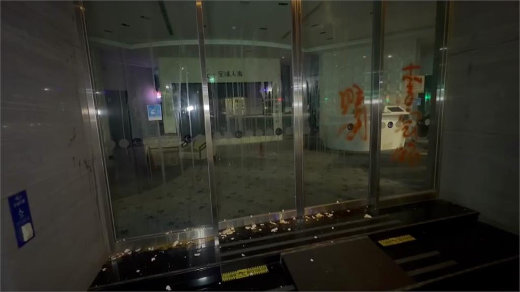 疑理賠糾紛！3人「蛋洗」保險公司 滿地蛋殼、蛋液畫面曝