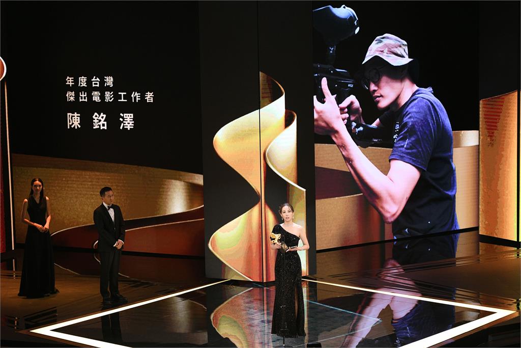 已故特效指導陳銘澤獲年度台灣傑出電影工作者，妻子顏彤瑋代替丈夫領獎。圖／金馬執委會提供
