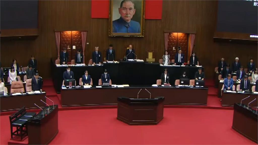 花蓮馬太鞍溪堰塞湖釀死傷災情，韓國瑜率官員與委員們默哀致意。圖／翻攝自立法院IVOD